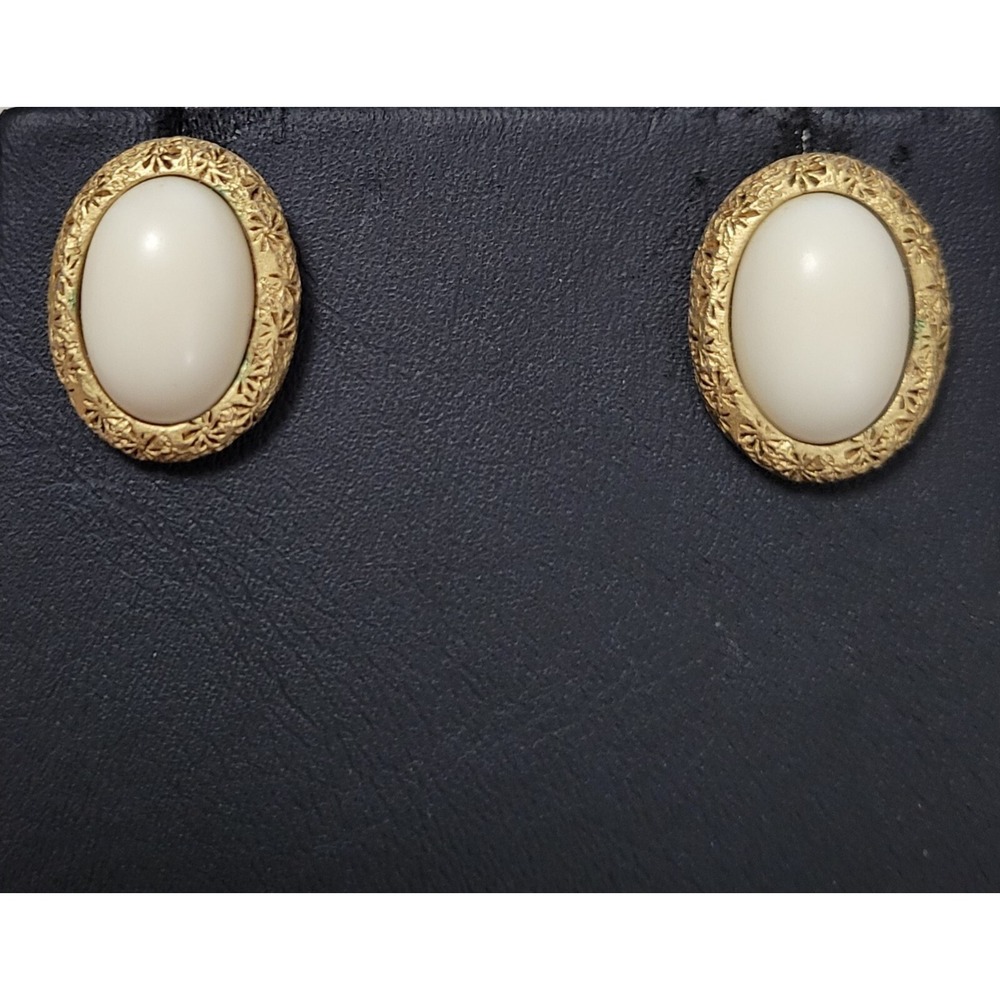 Vintage Liz Claiborne LCI Ivory Textured Oval Gold‎ Tone Button Stud Earrings